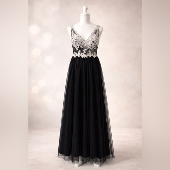 Blondie Nites Dresses & Skirts - Elegant Blondie Nites black evening/prom dress in size 9 (juniors).